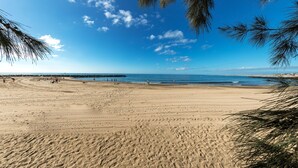 Di pantai dan pasir putih