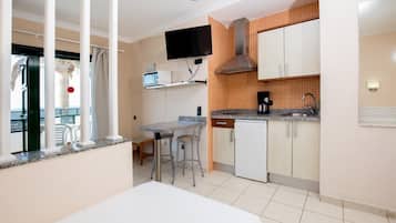 Appartement, 1 slaapkamer | Privékeuken | Een koelkast/vriezer, een magnetron, een koffiezetapparaat/waterkoker