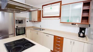 Appartement, 2 slaapkamers | Privékeuken | Een koelkast/vriezer, een magnetron, een koffiezetapparaat/waterkoker
