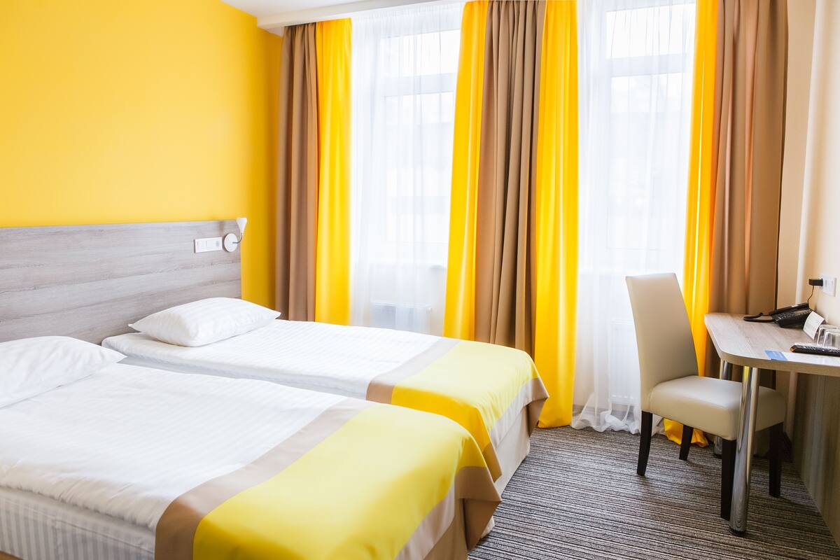 Escritorio, wifi gratis y ropa de cama