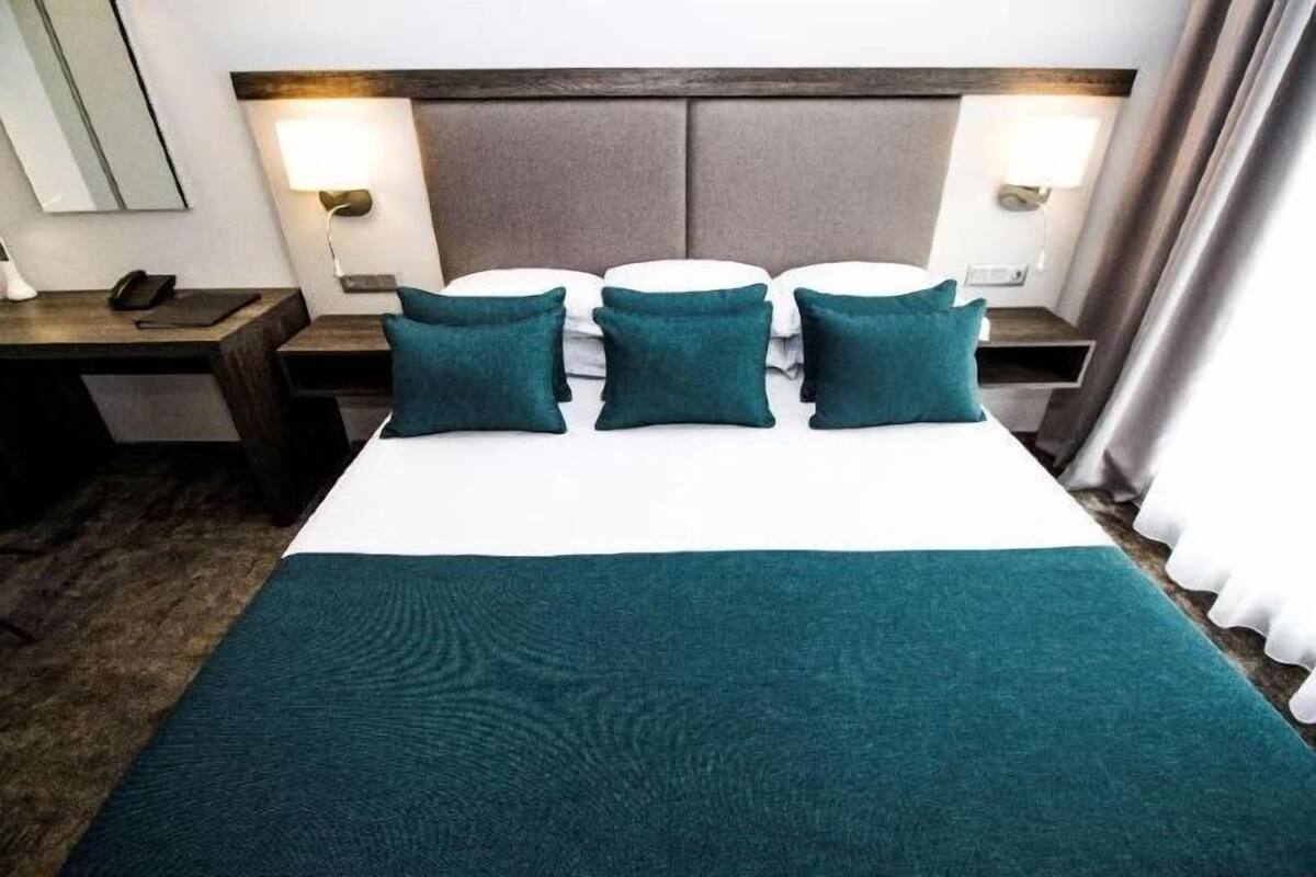Frette Italian sheets, premium bedding, Select Comfort beds, minibar