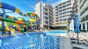 Piscina a l'aire lliure de temporada (horari: 10:00-18:00) i para-sols