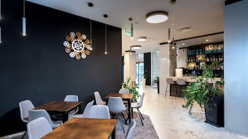 2 bars i un bar d'esports