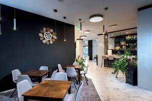 2 bars/lounges, sports bar