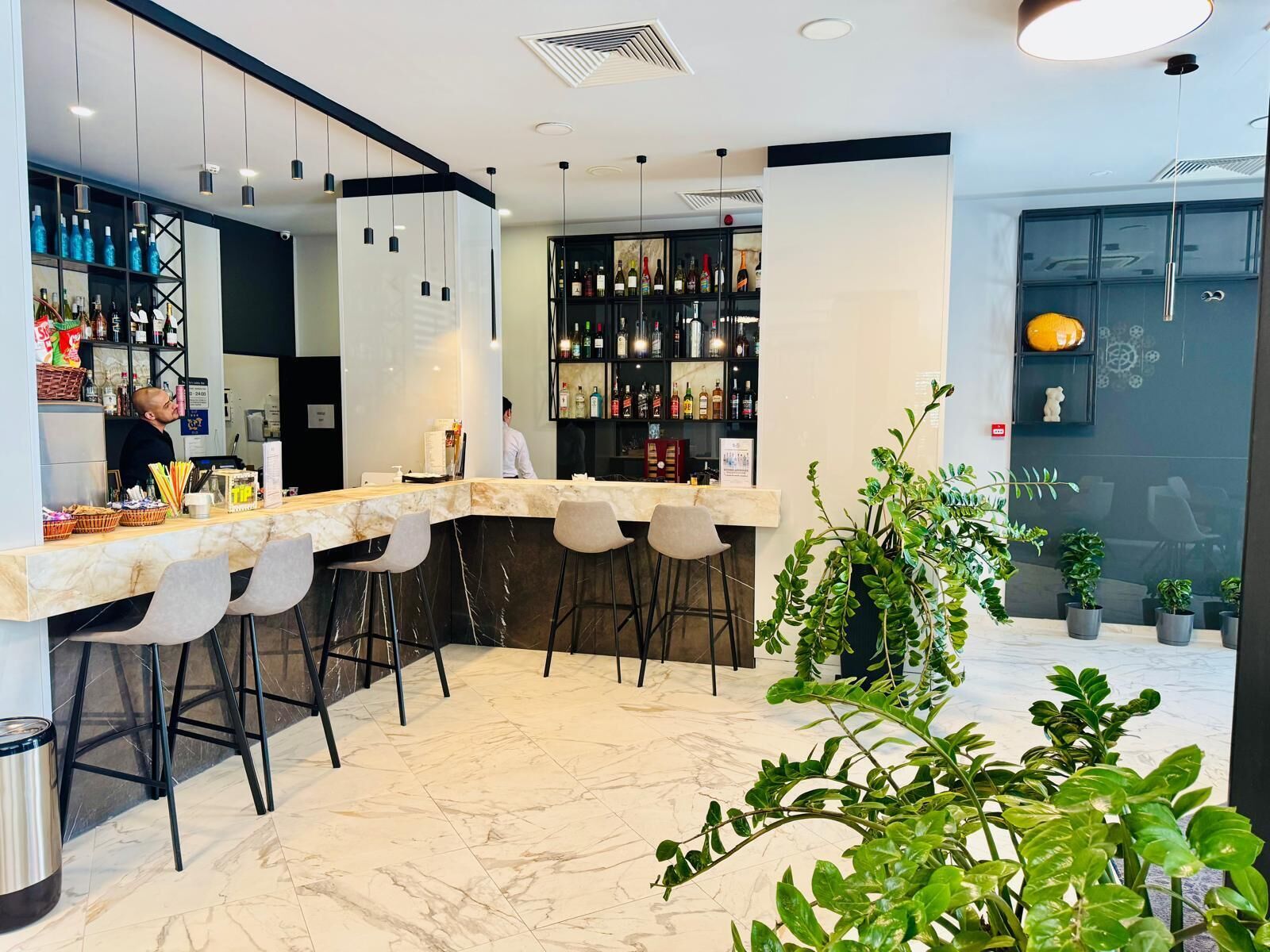 2 barer/lounger, sportsbar