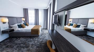 Habitación estándar, 1 cama de matrimonio grande, balcón, vistas a la piscina | Sábanas italianas Frette y ropa de cama de alta calidad