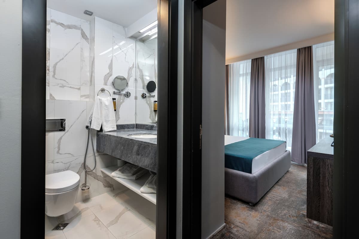 Frette Italian sheets, premium bedding, Select Comfort beds, minibar