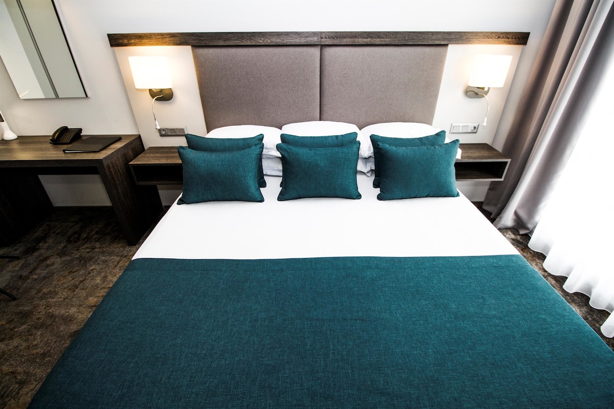 Frette Italian sheets, premium bedding, Select Comfort beds, minibar