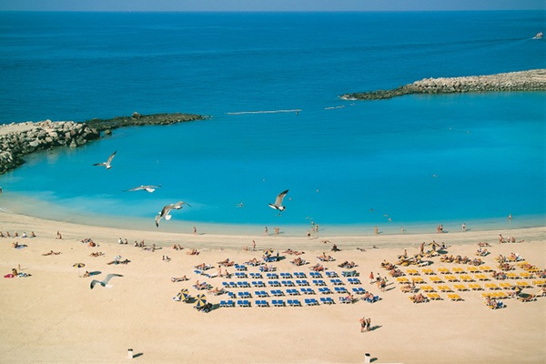 Beach nearby, white sand, sun loungers, beach umbrellas