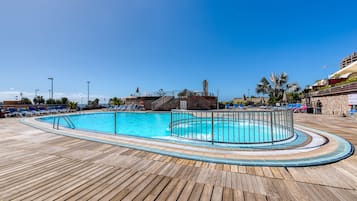 Utomhuspool, parasoller och solstolar