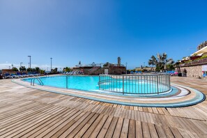 Outdoor pool, pool umbrellas, sun loungers - Holiday Club Playa Amadores (Mogan)