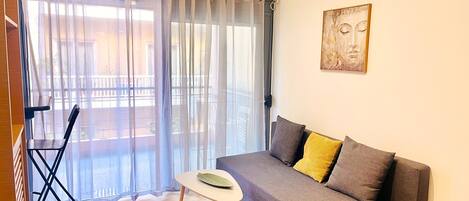 Appartement, 1 chambre | Coin séjour | Télévision à écran plat de 25 pouces avec chaînes numériques, télévision