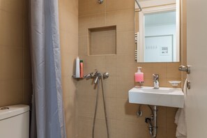 Shower, rainfall showerhead, hair dryer, slippers - Elvita Apartments (Athens)