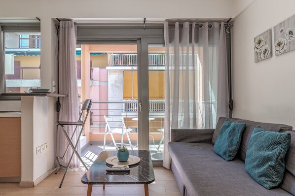 Apartment, 1 Bedroom (4th Floor) | Living area