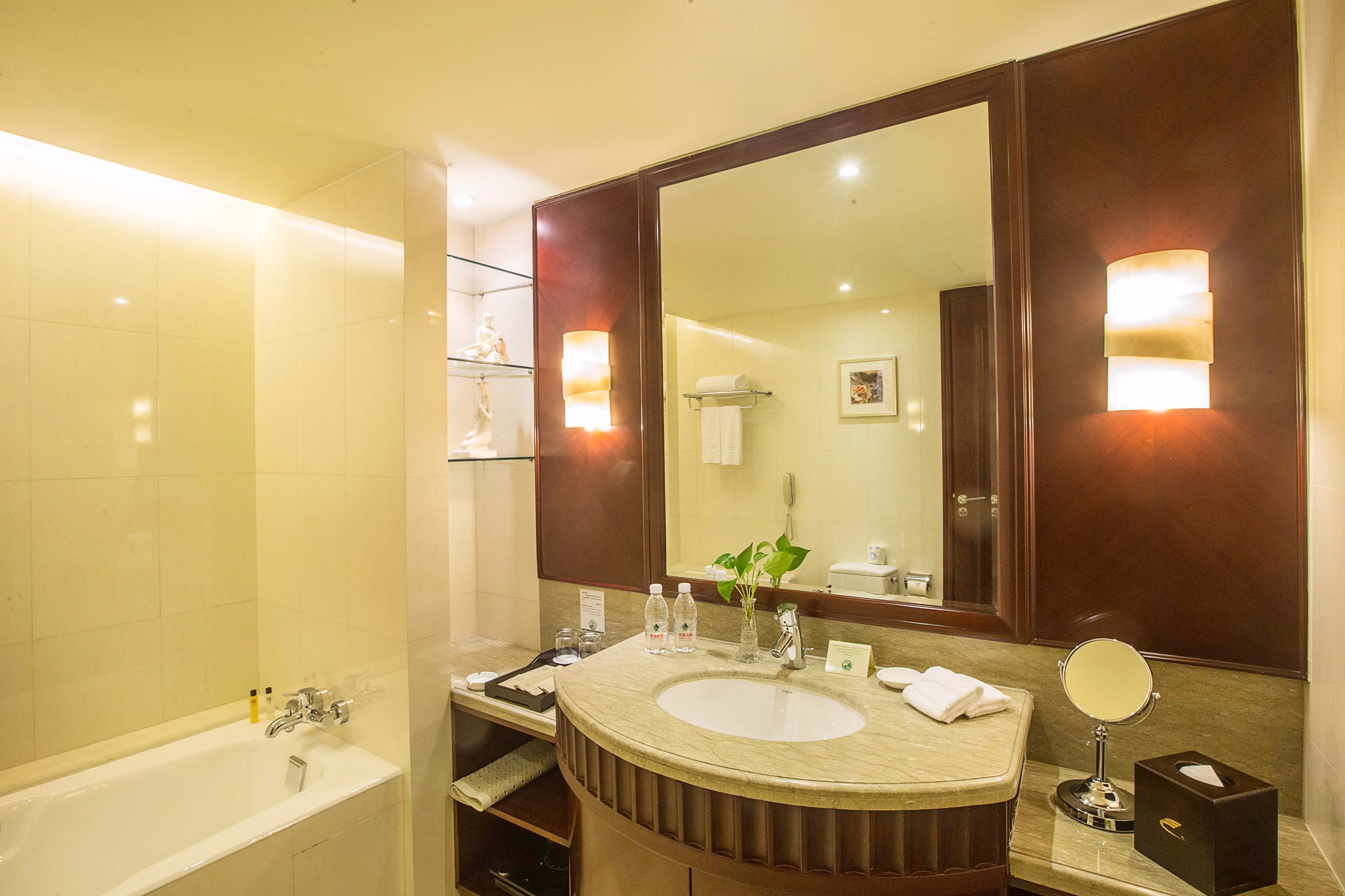 Family Suite | Bathroom | Shower, free toiletries, hair dryer, bathrobes