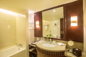 Suite familiar | Baño | Regadera, amenidades de baño gratuitas, secadora de cabello, batas