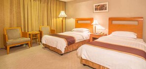 Deluxe Twin Room | Minibar, in-room safe, desk, iron/ironing board - New Century Hotel Pudong Shanghai (Shanghai)