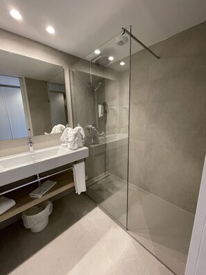 Combined shower/tub, free toiletries, towels - Hotel Garbí Cala Millor (Sant Llorenc des Cardassar)