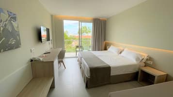 Escritorio, wifi gratis y ropa de cama