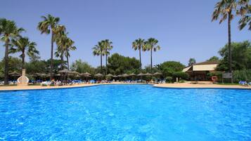 Innendørsbasseng, utendørsbasseng og solsenger