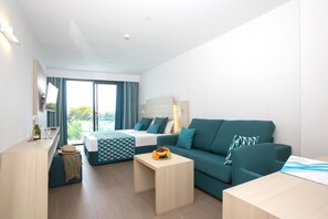 Een minibar, een kluis op de kamer, een bureau