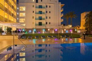 Una piscina al aire libre de temporada (de 09:00 a 20:00), sombrillas