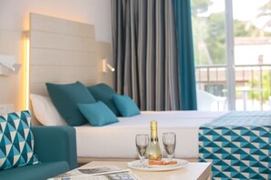 Minibar, coffres-forts dans les chambres, bureau