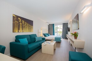 Een minibar, een kluis op de kamer, een bureau