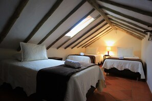 Superior Apartment | Bathroom | Shower, rainfall showerhead, free toiletries, towels - Apartahotel La Gran Familia (Villa de Leyva)