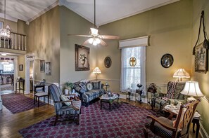 Lobby sitting area - Clyde and Marie's Bed & Breakfast (Forest)