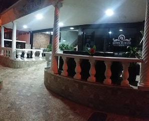 Fachada de la propiedad por la tarde o noche