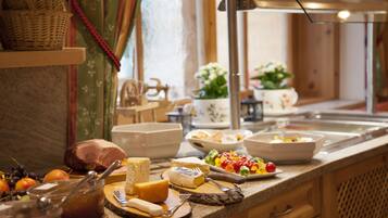 每日供應自助早餐 (每人 EUR16)