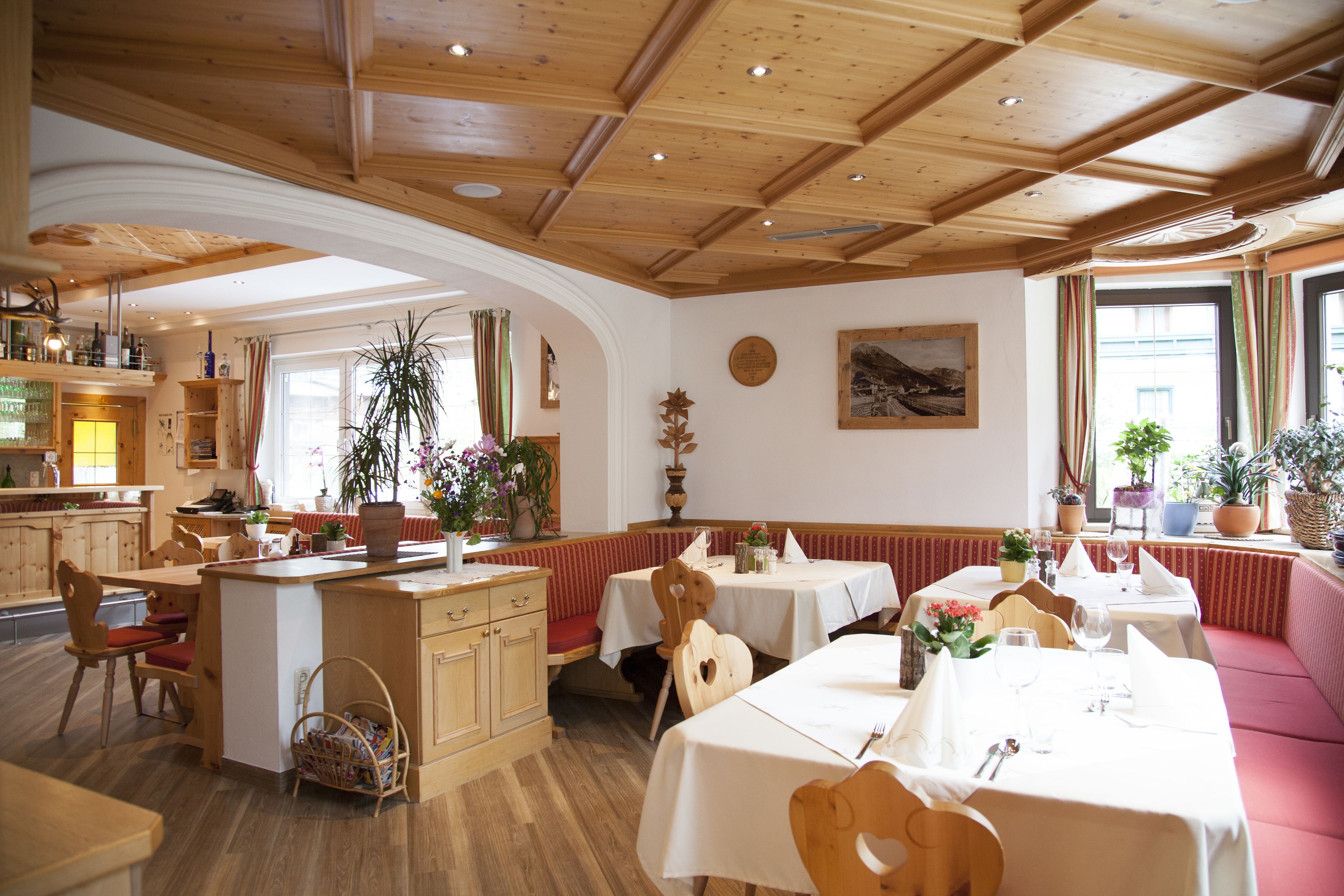 Un restaurant au décor intérieur en bois, doté d’un îlot central et d’un aménagement soigné des places assises.