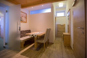 Quarto família | Roupas de cama antialérgicas, cofres nos quartos, escrivaninha