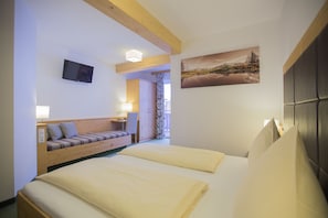 Hypo-allergenic bedding, in-room safe, desk, blackout drapes - Hotel Ennskraxblick (Kleinarl)