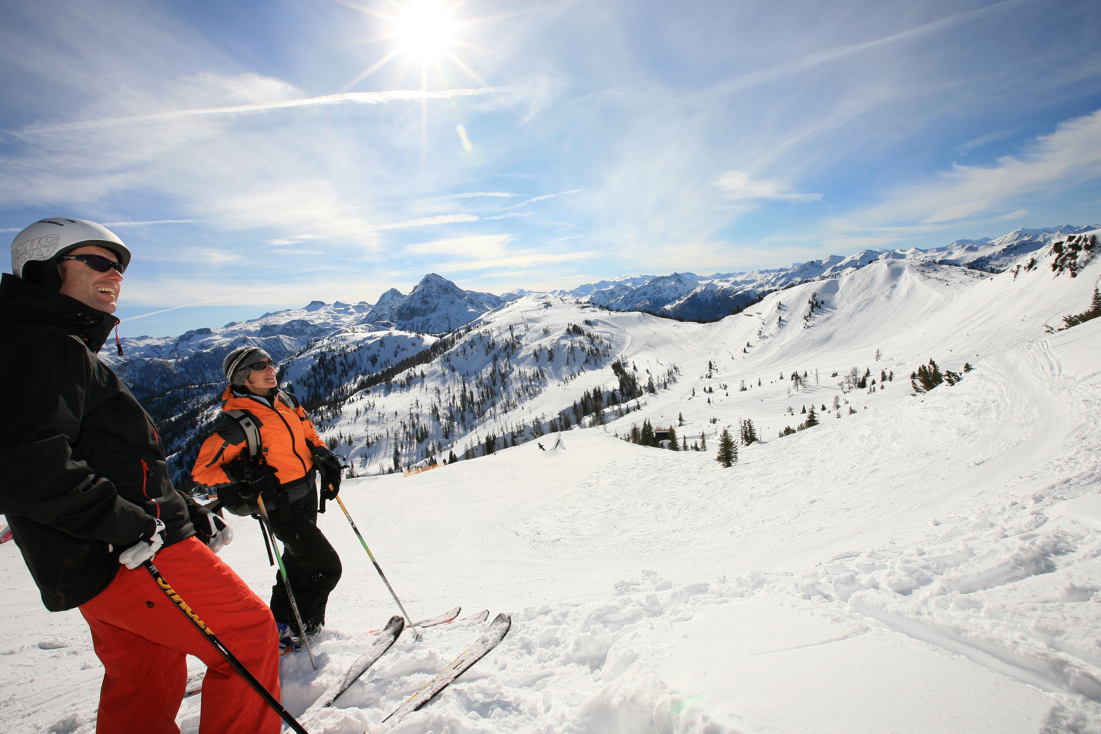 Eine verschneite Berglandschaft mit Skifahrern.