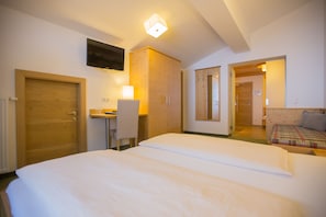 Family Room | Hypo-allergenic bedding, in-room safe, desk, blackout drapes - Hotel Ennskraxblick (Kleinarl)