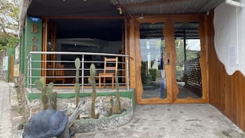 Vista frontal de la propiedad