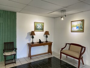 標準四人房 | 客廳 | 32 吋平面電視連有線電視頻道、電視