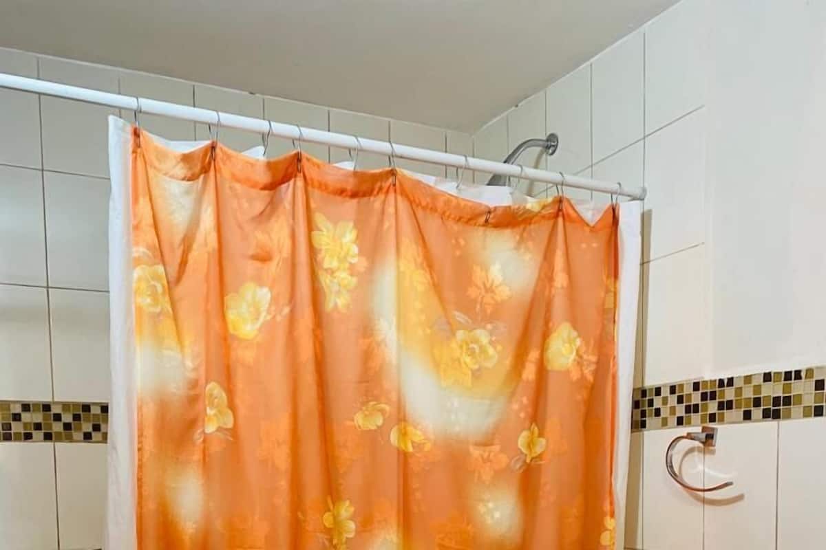 Deluxe Double Room | Bathroom | Shower, rainfall showerhead, free toiletries, hair dryer