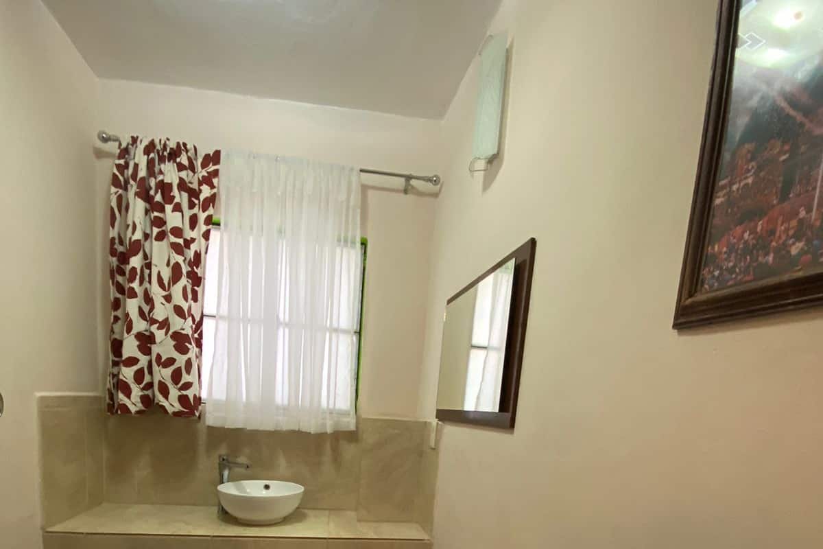 Master Room | Bathroom | Shower, rainfall showerhead, free toiletries, hair dryer