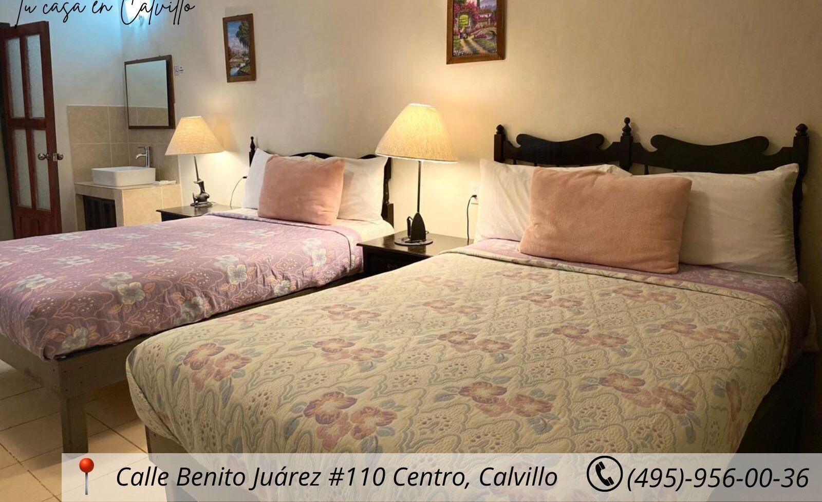 Une chambre d’hôtel avec deux lits, une salle de bain et vue sur la rue.