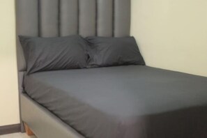 Apartamento urbano, 2 quartos, geladeira e micro-ondas, vista para a cidade | 1 quarto, roupas de cama de algodão egípcio, cofres nos quartos
