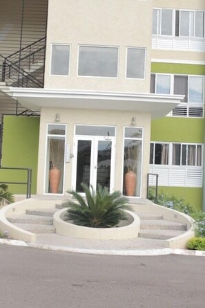 Property entrance - Kingston Apartment at Tres Vista (Kingston)