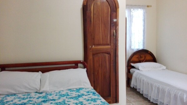 Chambre Triple | Salle de bain | Douche, articles de toilette gratuits, serviettes fournies