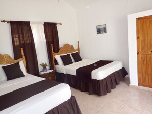 Room with 2 Double Beds | 1 quarto, cofres nos quartos, escrivaninha