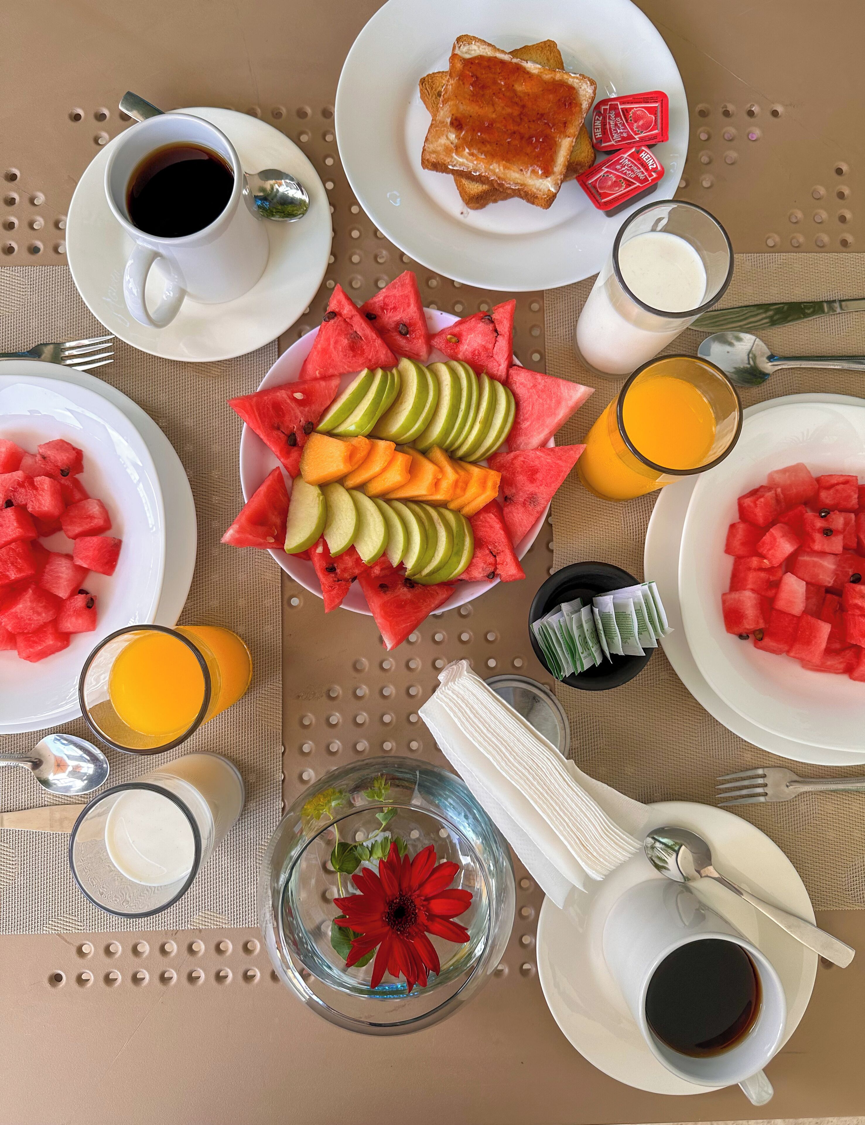 Ein Frühstückstisch mit verschiedenen Speisen und Getränken.