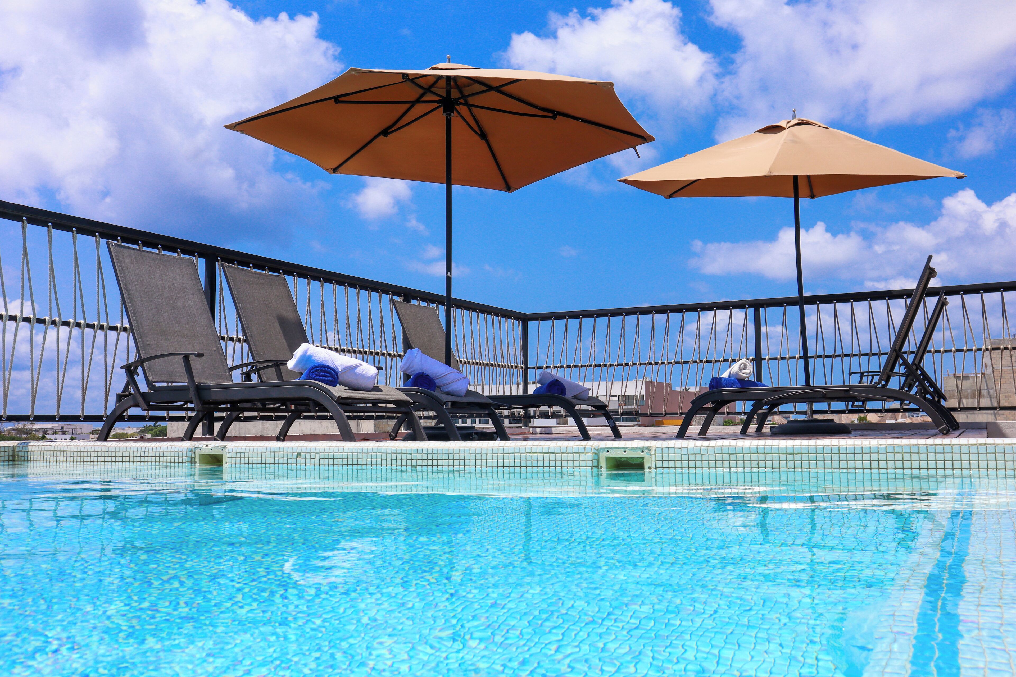 Piscina externa, guarda-sóis, espreguiçadeiras