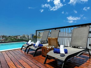 Piscina externa, guarda-sóis, espreguiçadeiras