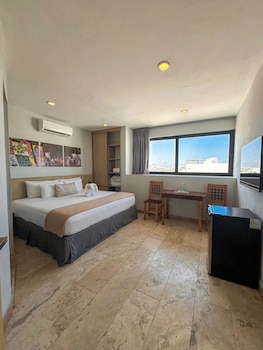 Executive Studio Suite | Premium bedding, Select Comfort beds, in-room safe, laptop workspace at Hotelito del Mar